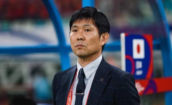 日本足协被曝光已经给主教练开出新的价码儿：拿下巴西至少续约4年！现在输球了，约还