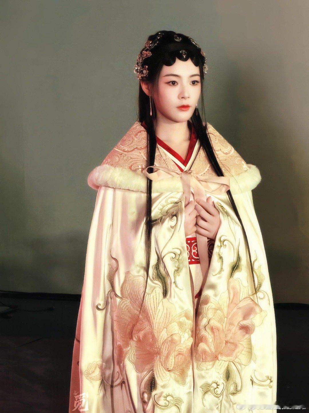 原来镖人女武一也是女舞一 越剧舞台水袖生风，大漠片场刀光剑影！陈丽君26春节日程