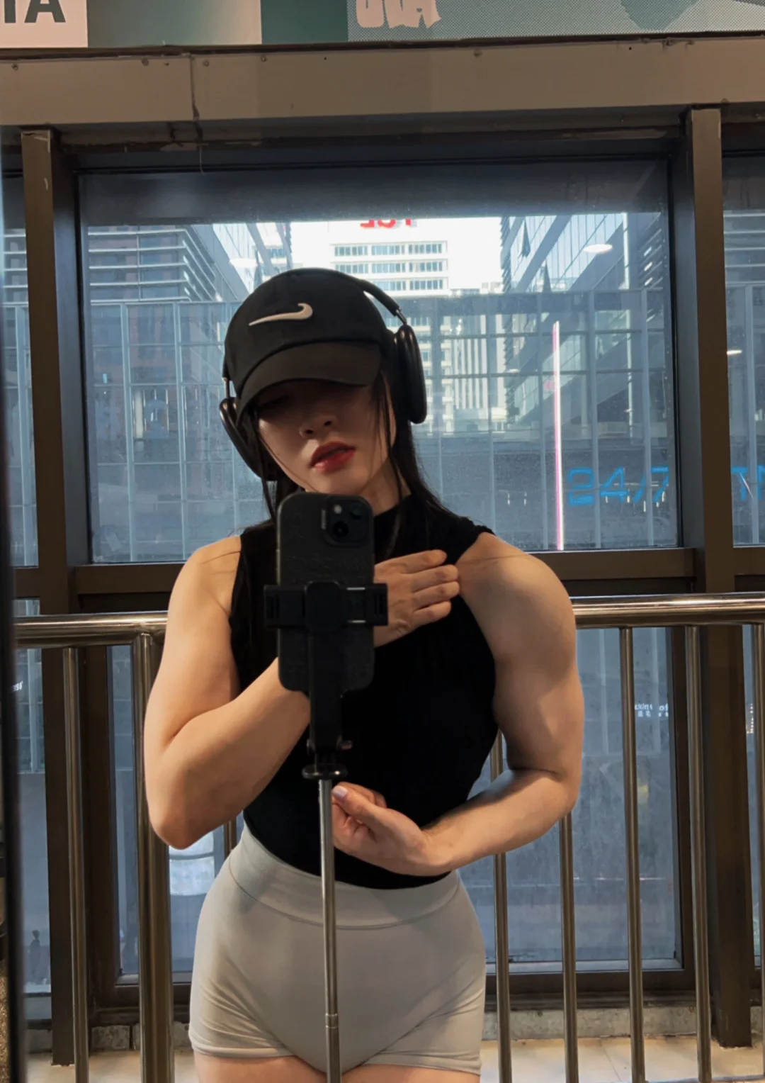 女宝们才不会嫉妒我，她们只会爱上我的肌肉！