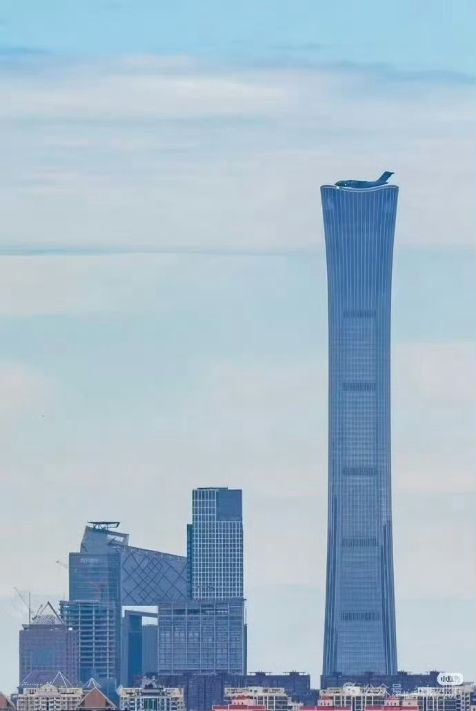 Y-20悬停在中国尊上 [666]这构图、这拍摄时机绝了 [鼓掌]图源见水印10
