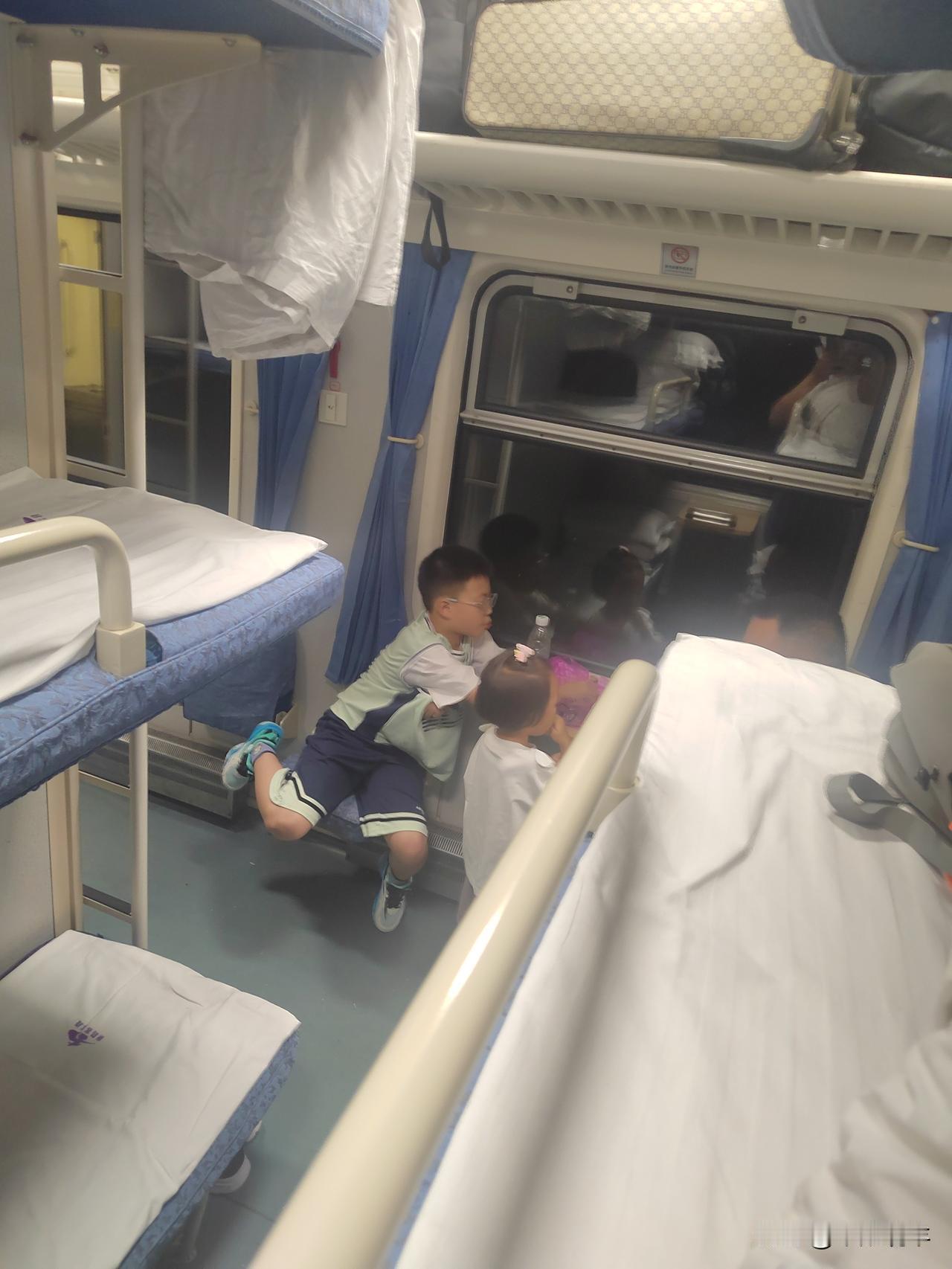 一个懂事的小男孩。坐火车偶遇父亲带着儿子女儿一家三口，小男孩大约七、八岁，小女孩