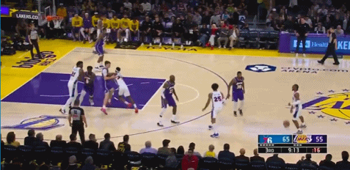 这也能倒？恩比德不愧是著名扫地僧！
在今天NBA常规赛湖人对阵费城的第三节比赛中