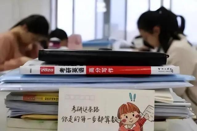 本科毕业后，考研好还是考公好？
在选择继续考研还是投身公务员的道路时，大学生需要