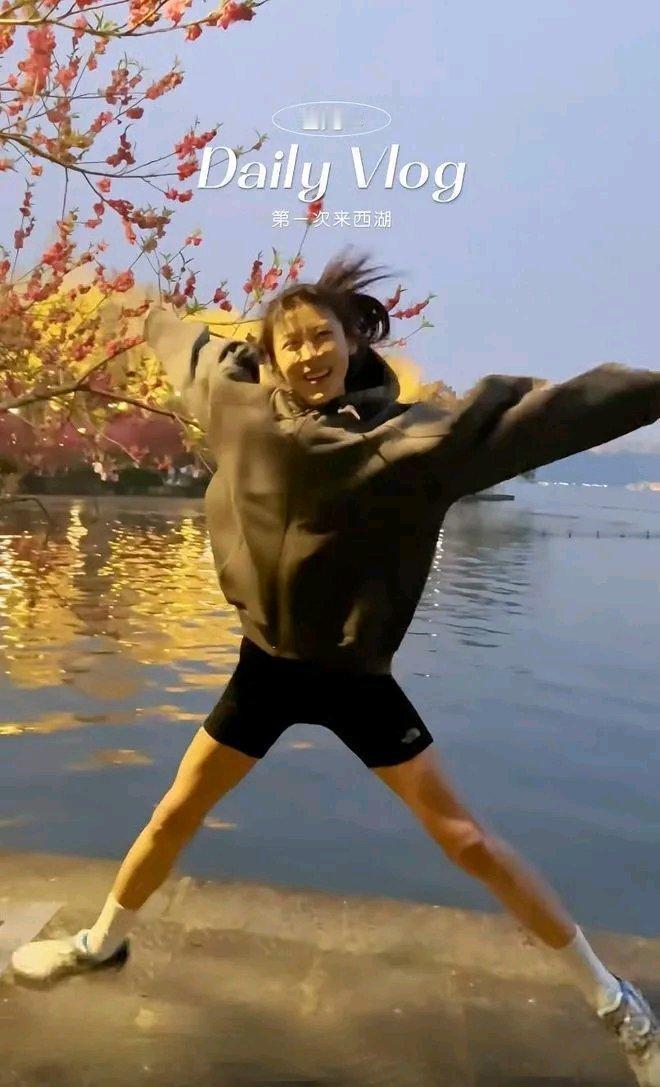 47岁的韩国影后河智苑在西湖夜跑，还素颜逛超市买水果，路人竟无人认出，这画面太有