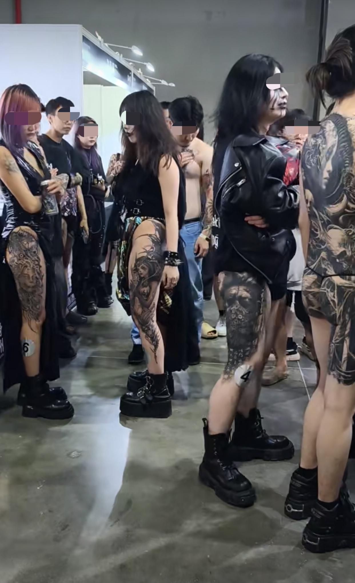 这是最近广州纹身展会

想不通他们为什么要把全身画满图画

这样也不好找工作吧？