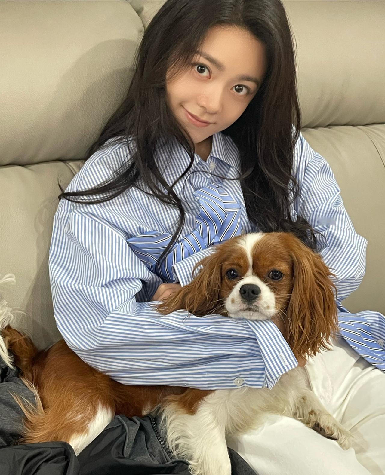 谁懂啊，

赵今麦才是打工人的天花板好吗？

工资高，还有这同事阵容，男神收割机