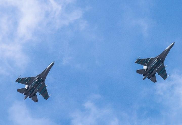 南部空军某石榴部队…该部队一亮相就是惊艳，这挂载能力真是杠杠的[赞]机翼四个外侧