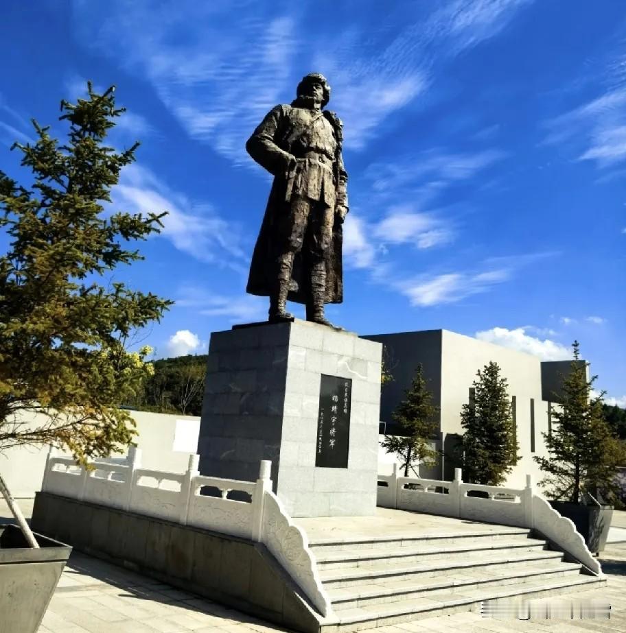 他没有军衔，世人却称他为将军。因叛徒出卖被包围，只身与日寇周旋5个日夜，大雪中啃