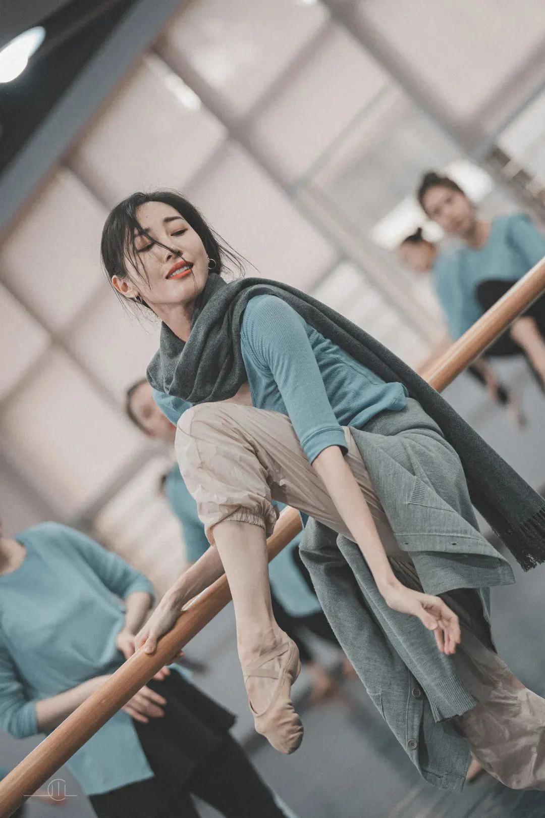 当年，朱洁静进入《永不消逝的电波》舞剧剧组第一天，导演只给她提了一个要求，“学着