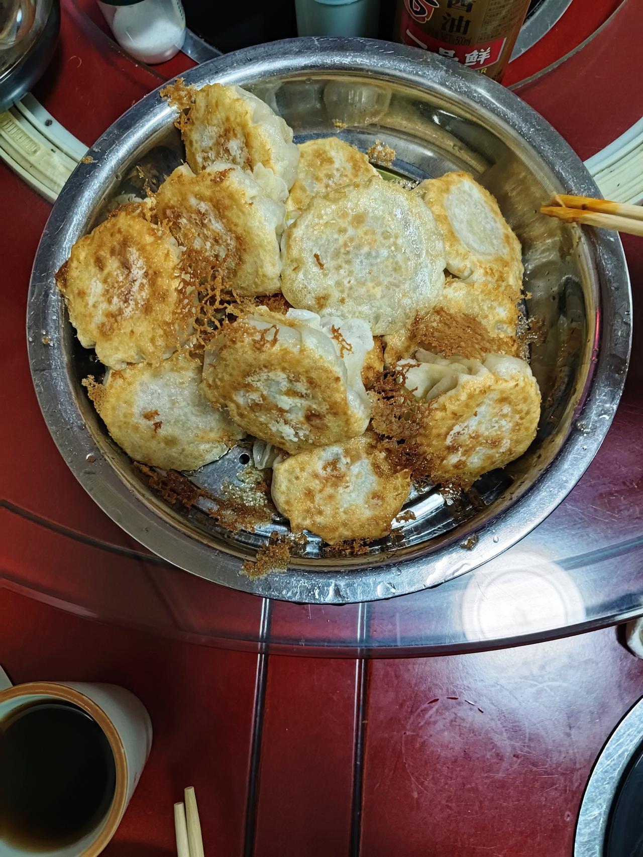 今天吃了什么热乎的今日解馋呼市油剪稍麦，热乎喷香太绝了！生稍麦先蒸定型，再入锅煎