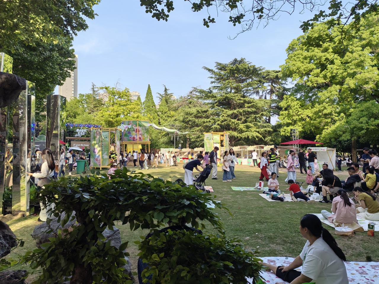 周日闲暇，到西苑公园逛逛。这里堪称小朋友的乐园、老人的休闲天堂。公园里有一大片草