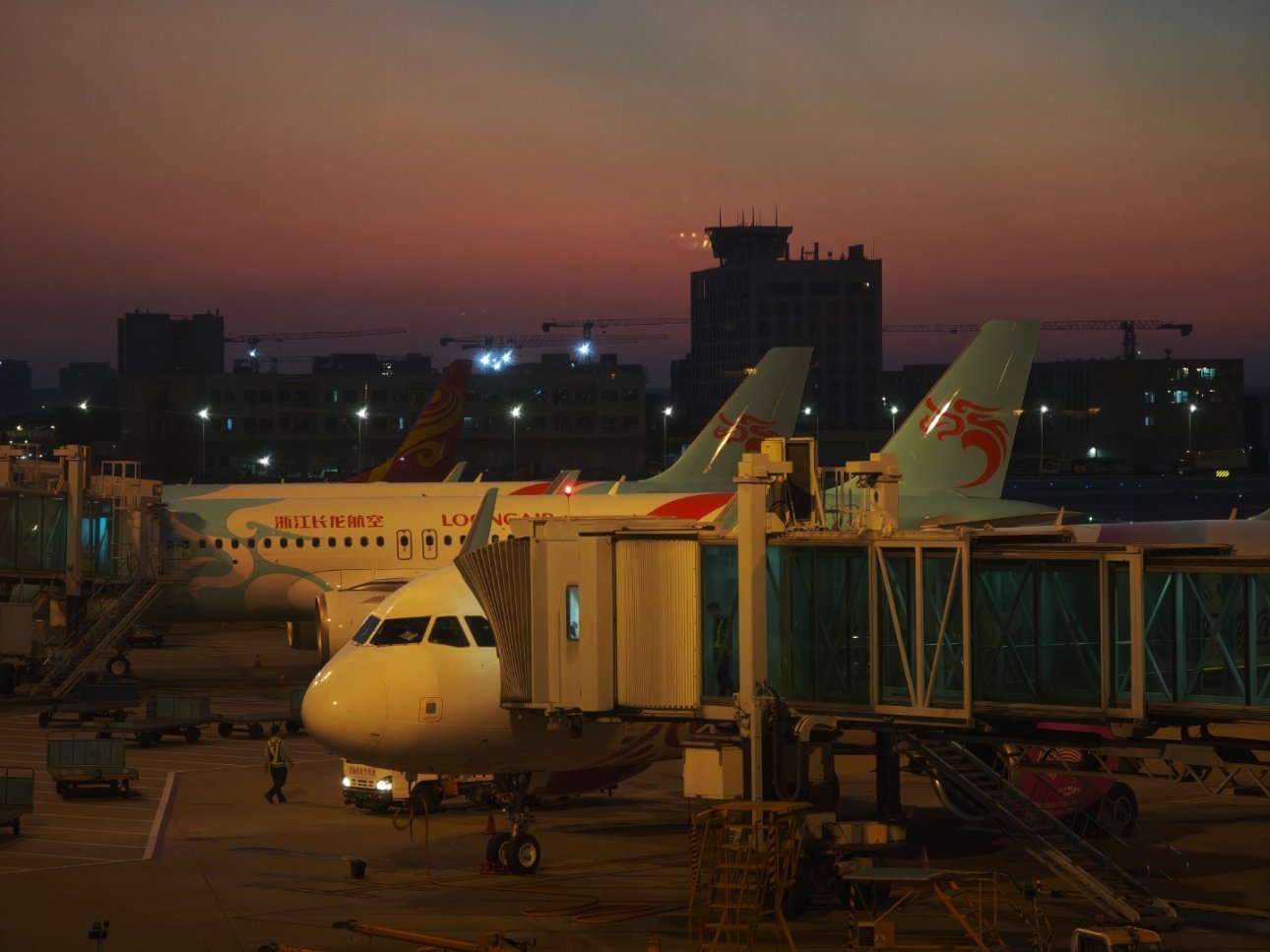 今天飞长龙航空，我第一次坐，进客舱一股子臭味，可能坐太后离厕所太近了长龙航空 ​