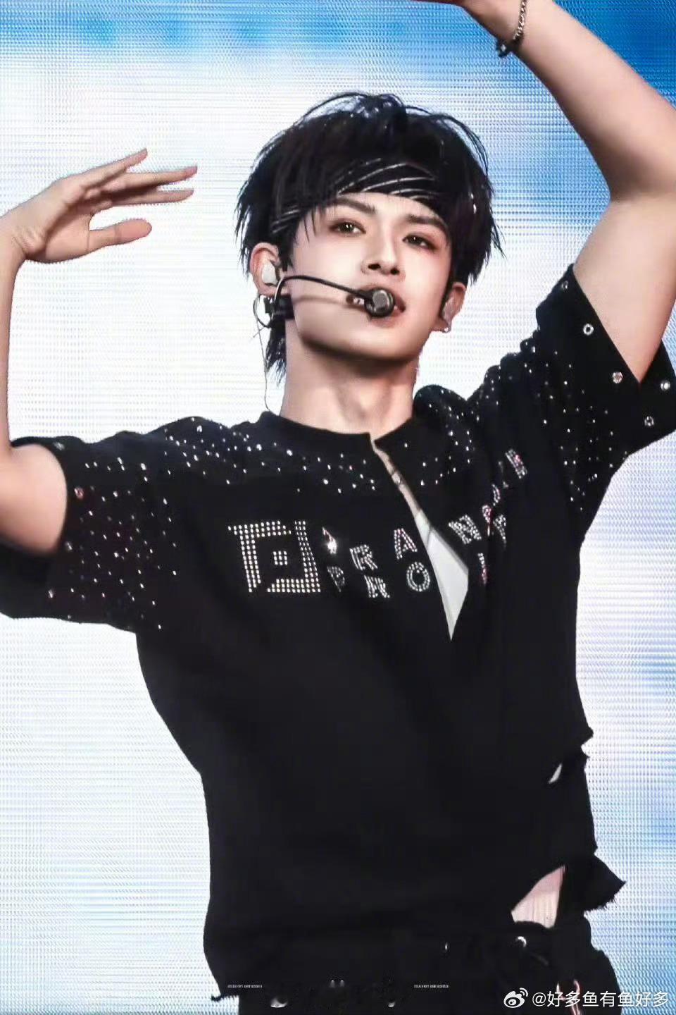 张极丝绸西装完全是daddy级别 少年感与成熟感的碰撞！丝绸西装自带贵气，流动光