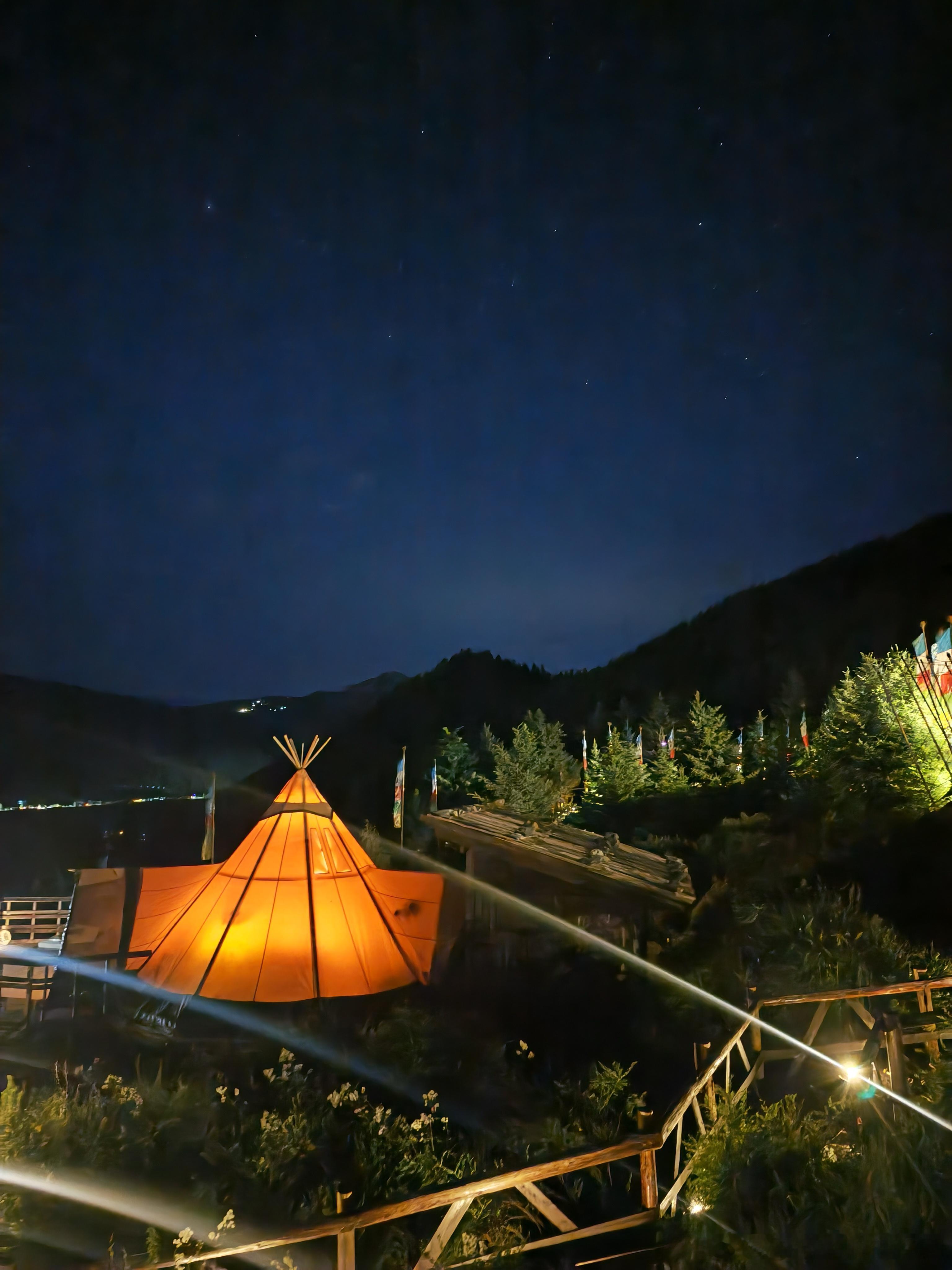 看了一会星星，觉得开始困了，而且帐篷外面也开始冷了，帐篷里面有地暖，挺舒服的，帐