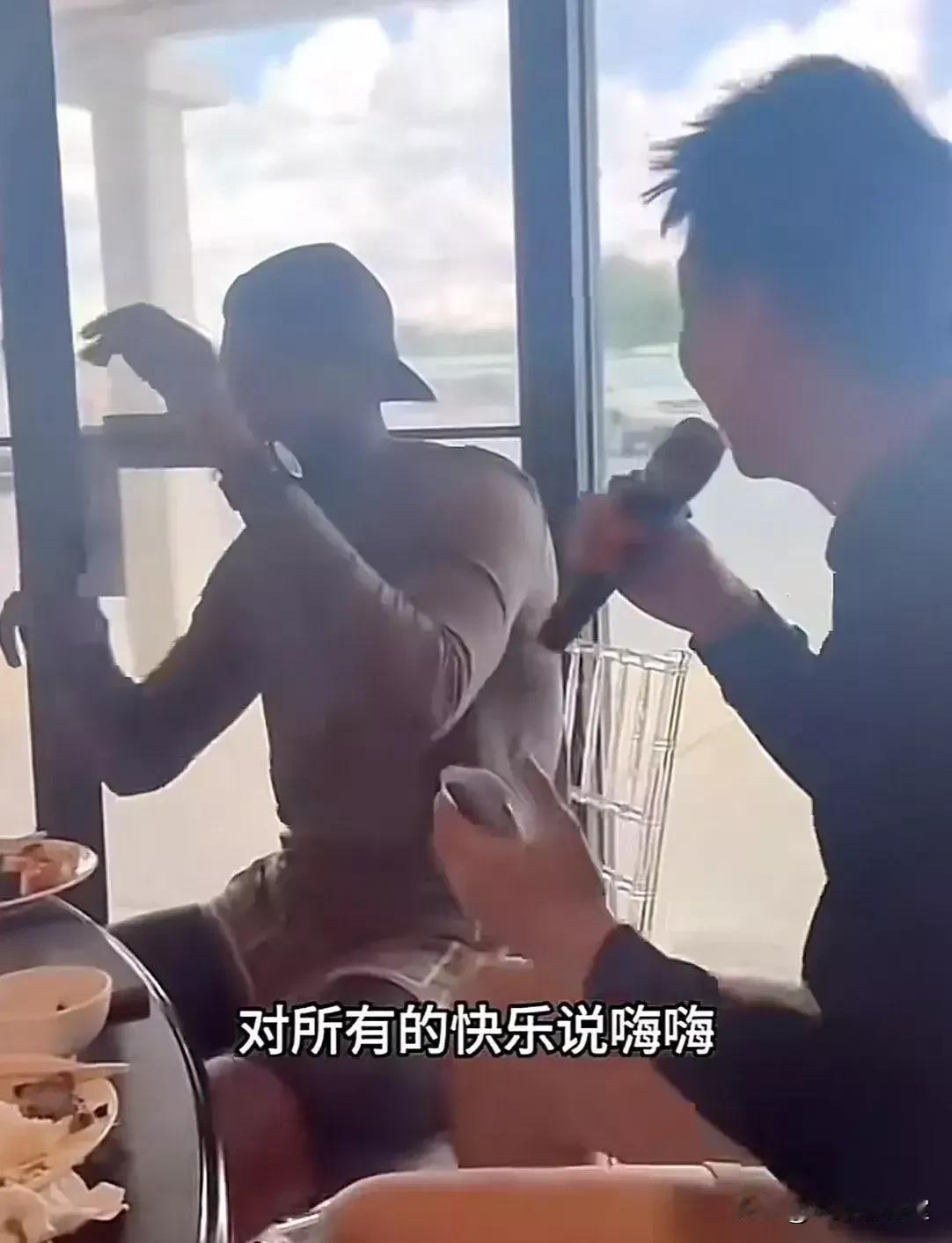 争议！崔永熙与威姆斯在KTV唱“说嗨嗨”被质疑，辽宁球迷认为这是在辱骂他们，希望