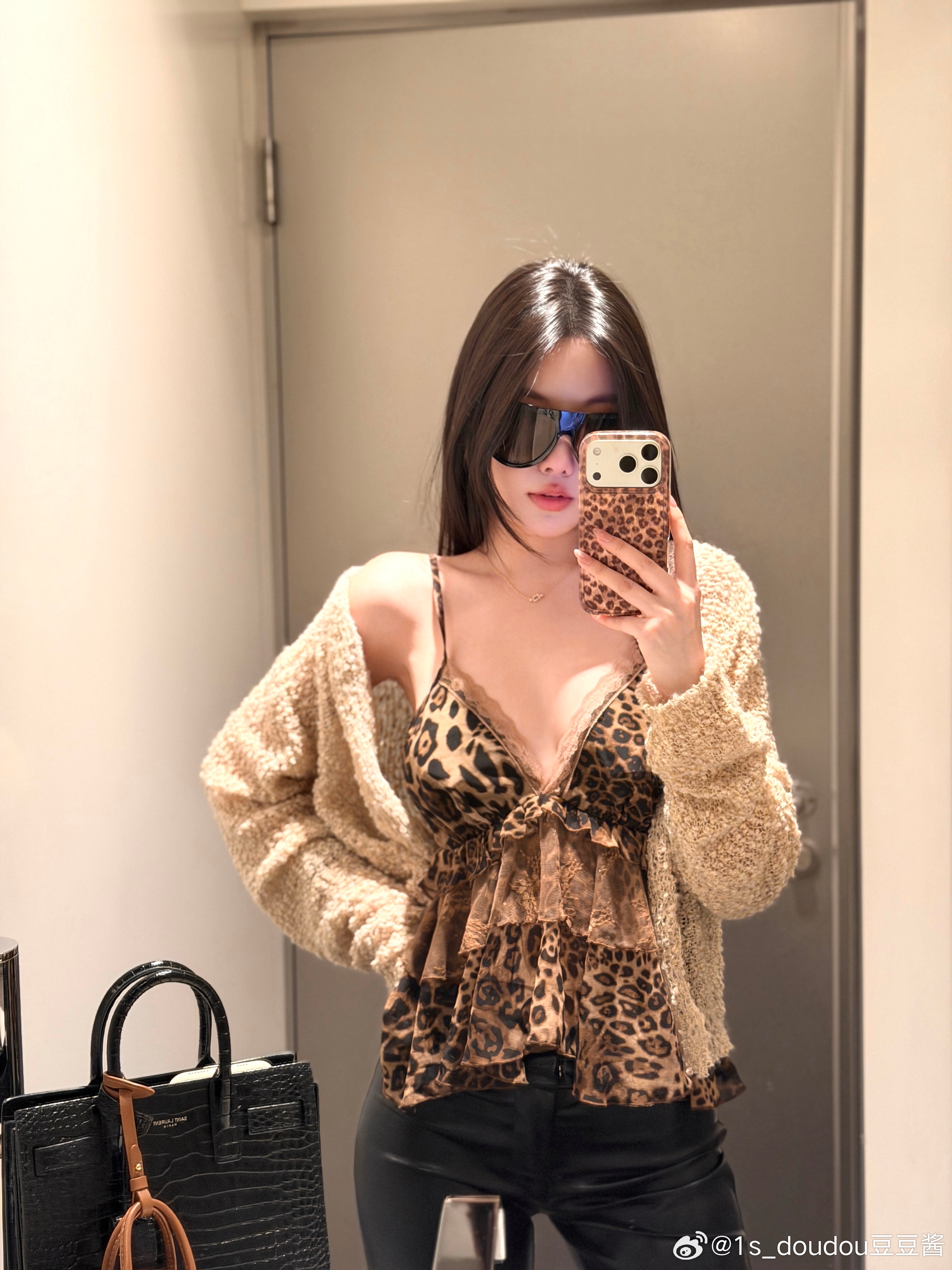 豹纹才是我的主场🐆不用猜我就知道你们会很爱这件！！！领口处有拼接复古蕾丝花边 
