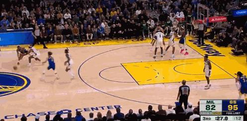 终于等到你！今天梅尔顿外线投疯了！
在今天NBA常规赛勇士对阵雄鹿的第三节比赛中