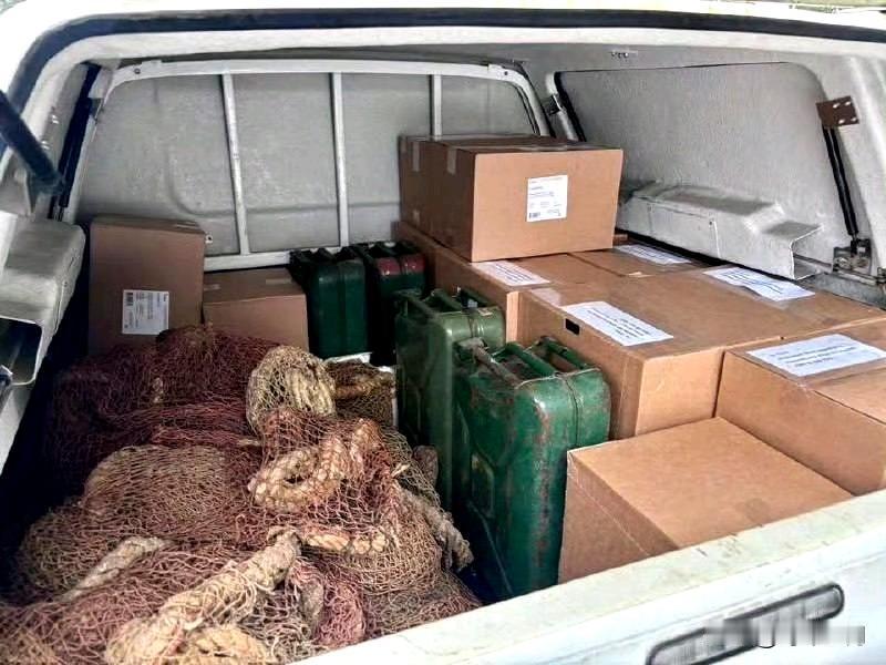 拉脱维亚向乌克兰运送了另一批援助物资：34 辆汽车和人道主义物资，包括 21 辆