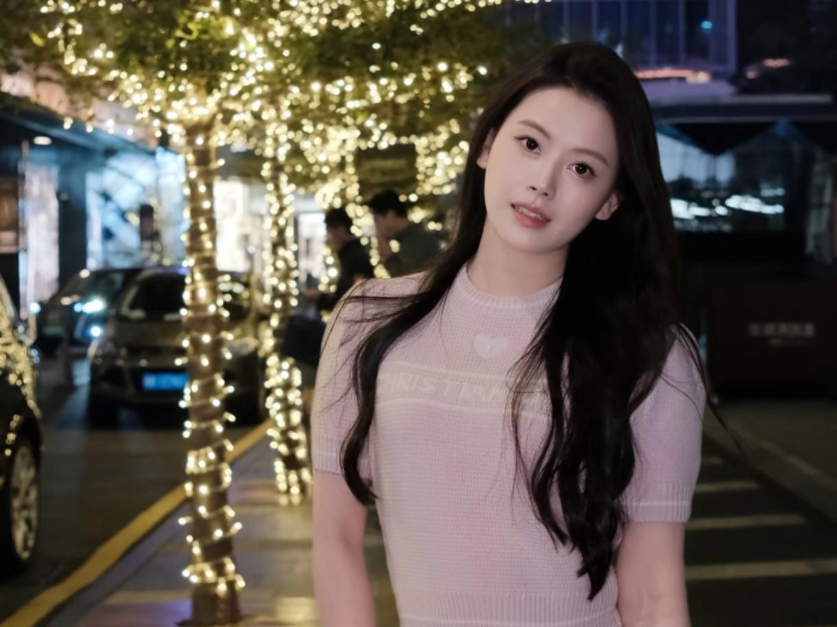 兰陵王·夜街灯影

作者Ⅰ朱珠
 
晚街陌。树杪星灯细络。风微拂、枝影摇金，一串