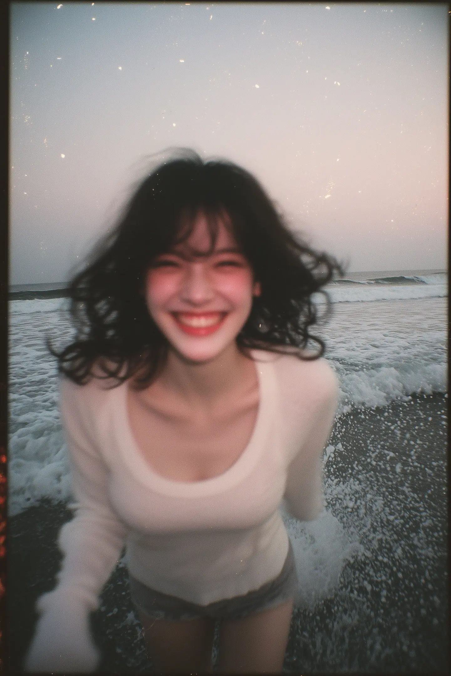 爱上了海边和她。