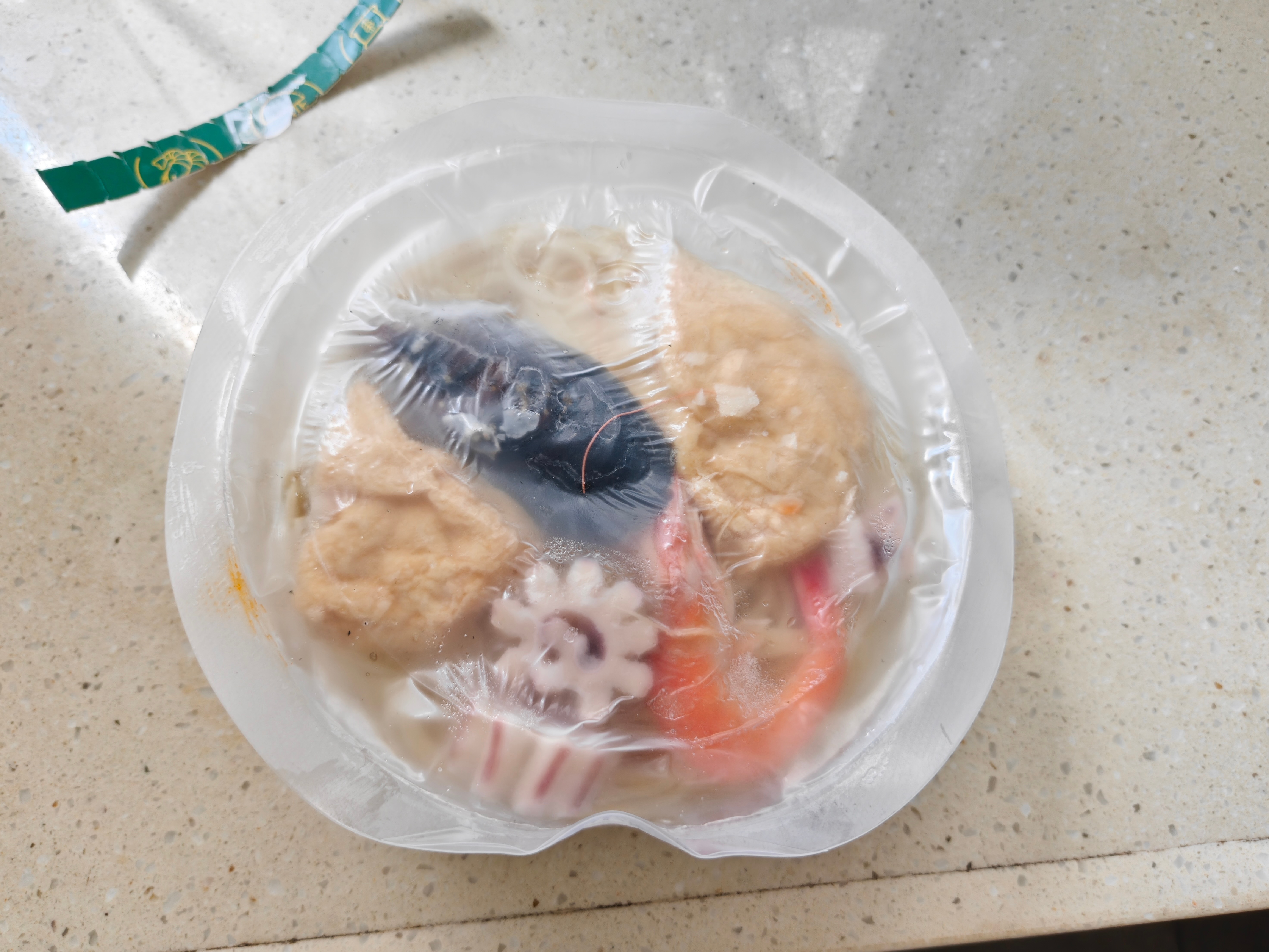 盒马叻沙海鲜面了解一下，同样的冷冻工艺 整个分三层， 冷冻汤底 急冻熟面 配料。