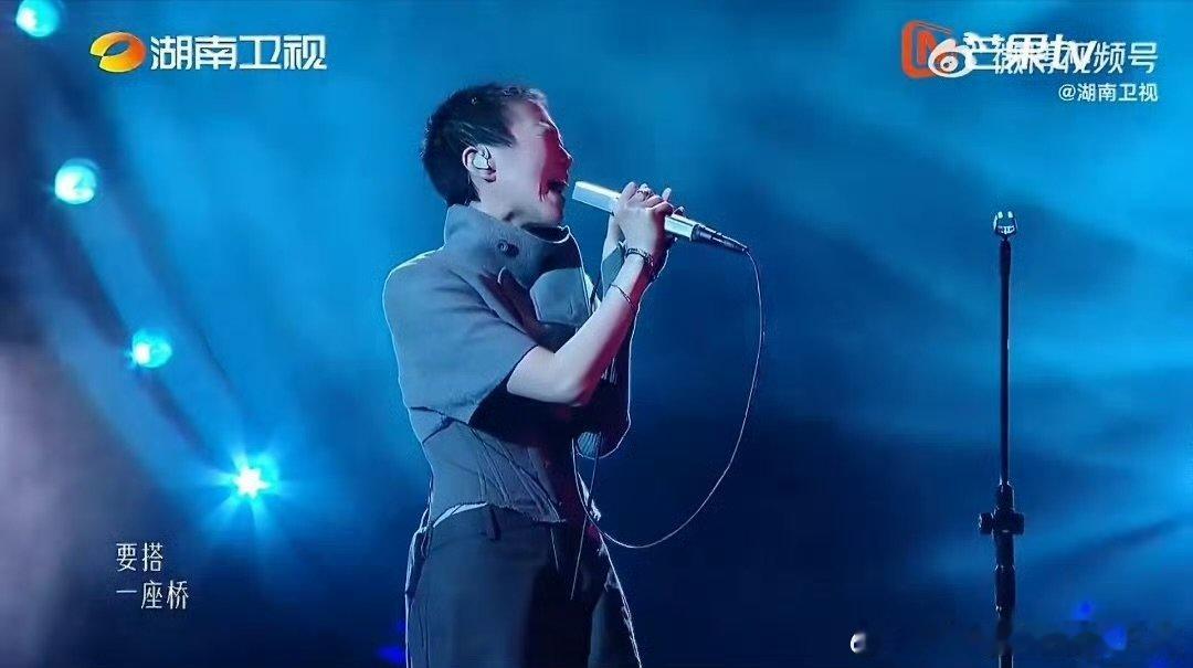 窦靖童拯救了歌手歌手2026 窦靖童带来不一样的《电台情歌》，声线温润内敛，缓缓
