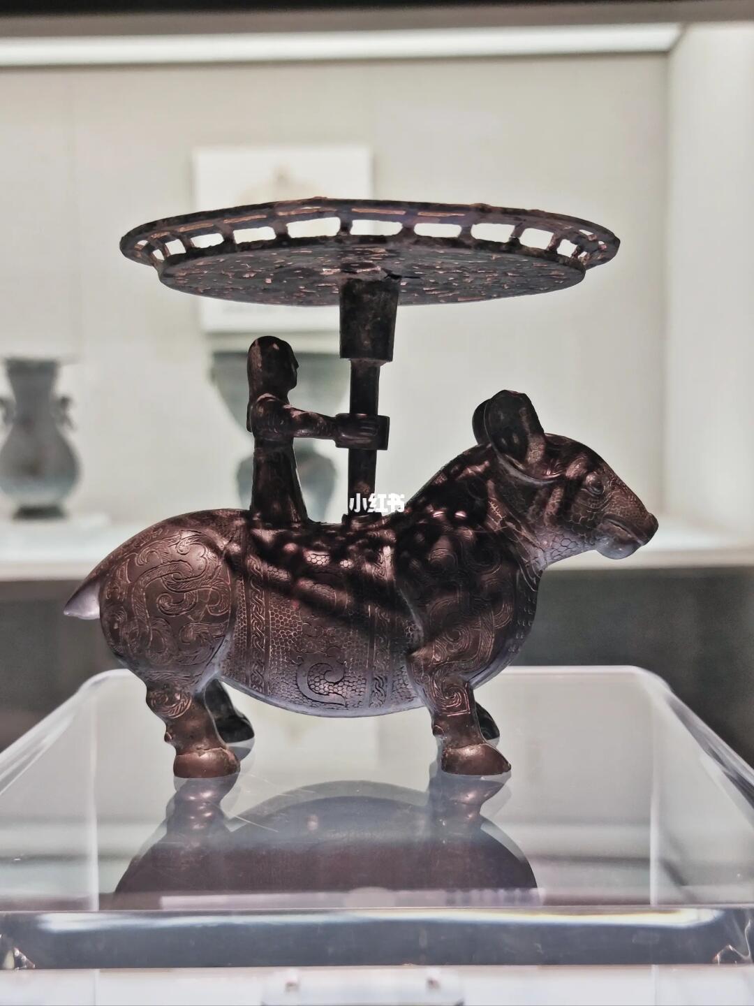 战国孤品：铜牺立人擎盘