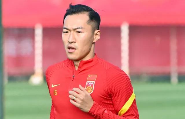 他还在为中国足球征战。就不知道头发还溜光光不，还会射闪闪不？

11.16泰国，