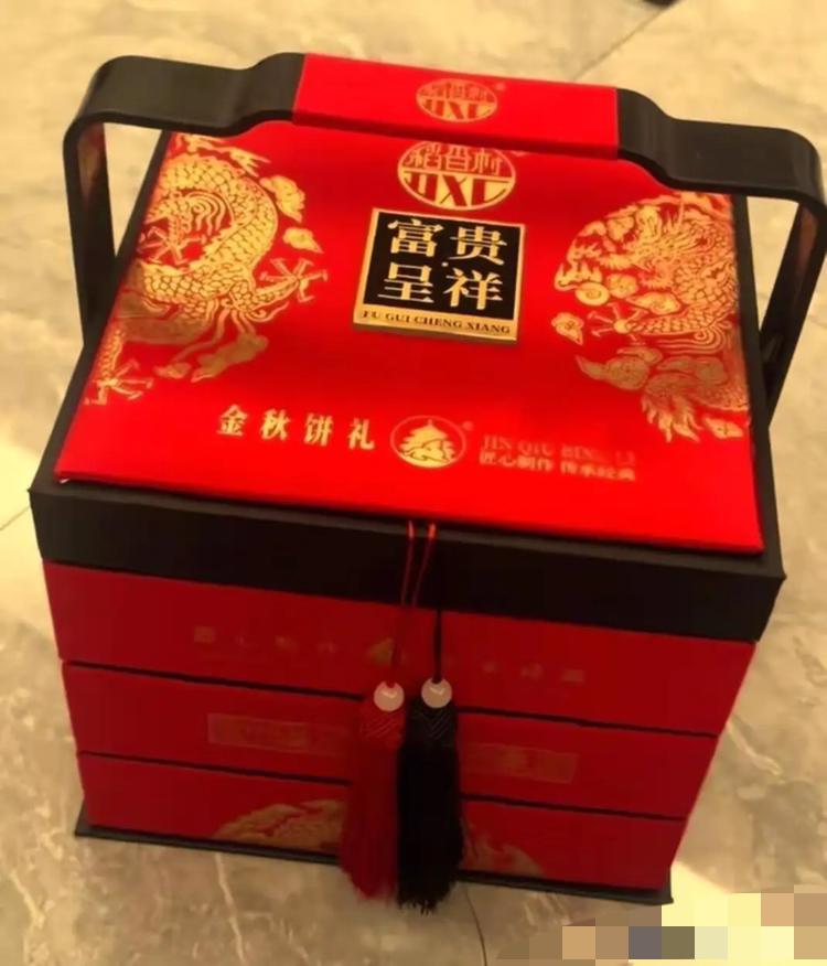 见过最有意思的中秋人情，一盒月饼绕完整家亲戚，最后居然兜兜转转回到最初买它的那户