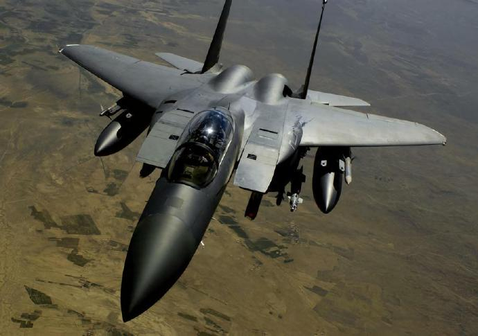 每天认识一件兵器 美国F-15E“攻击鹰”战斗轰炸机F-15E是麦道公司在F-1
