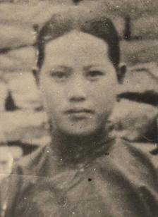 1941年，陈秀英遭叛徒出卖被捕，汉奸孙安祥看她长得漂亮，色眯眯的说道：“嫁给我