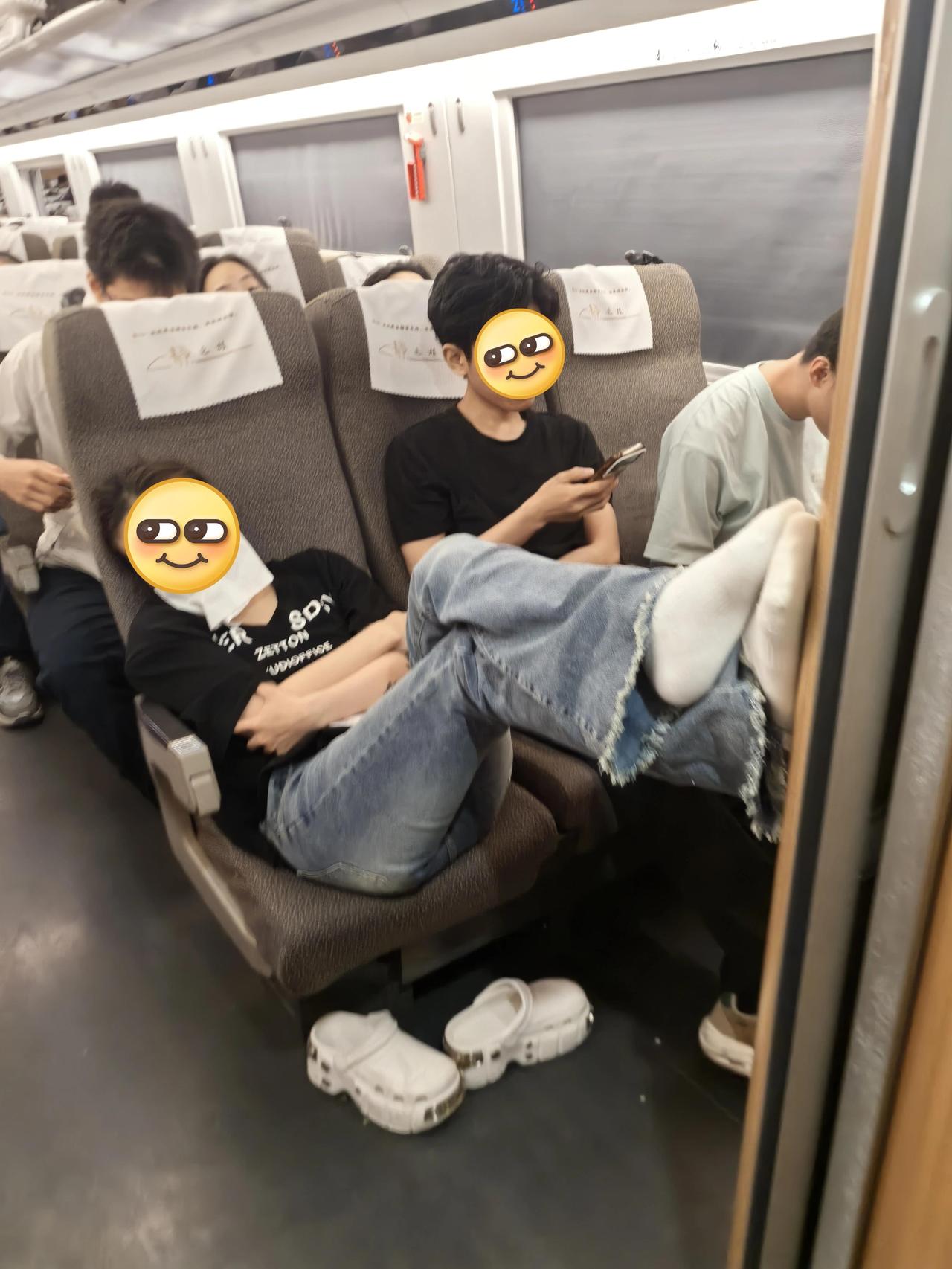 今天坐G3023的8:37的从南京去歙县游玩，看到3车厢的这个女生全程把脚放到墙
