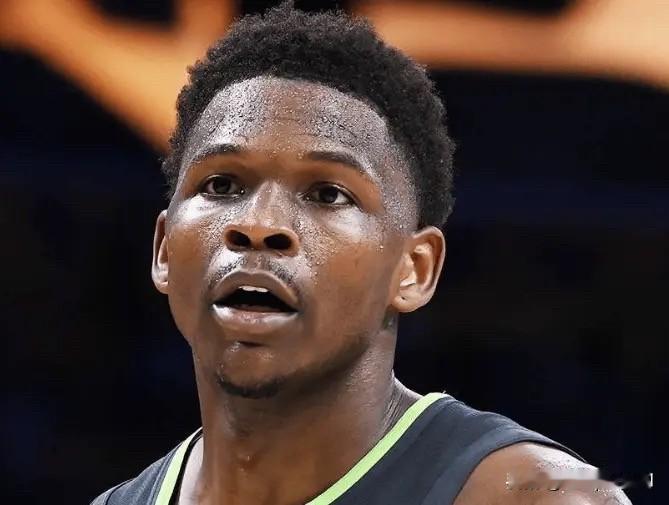 NBA季后赛西部决赛G3，森林狼对阵雷霆的比赛正在进行中。

半场比赛结束，森林