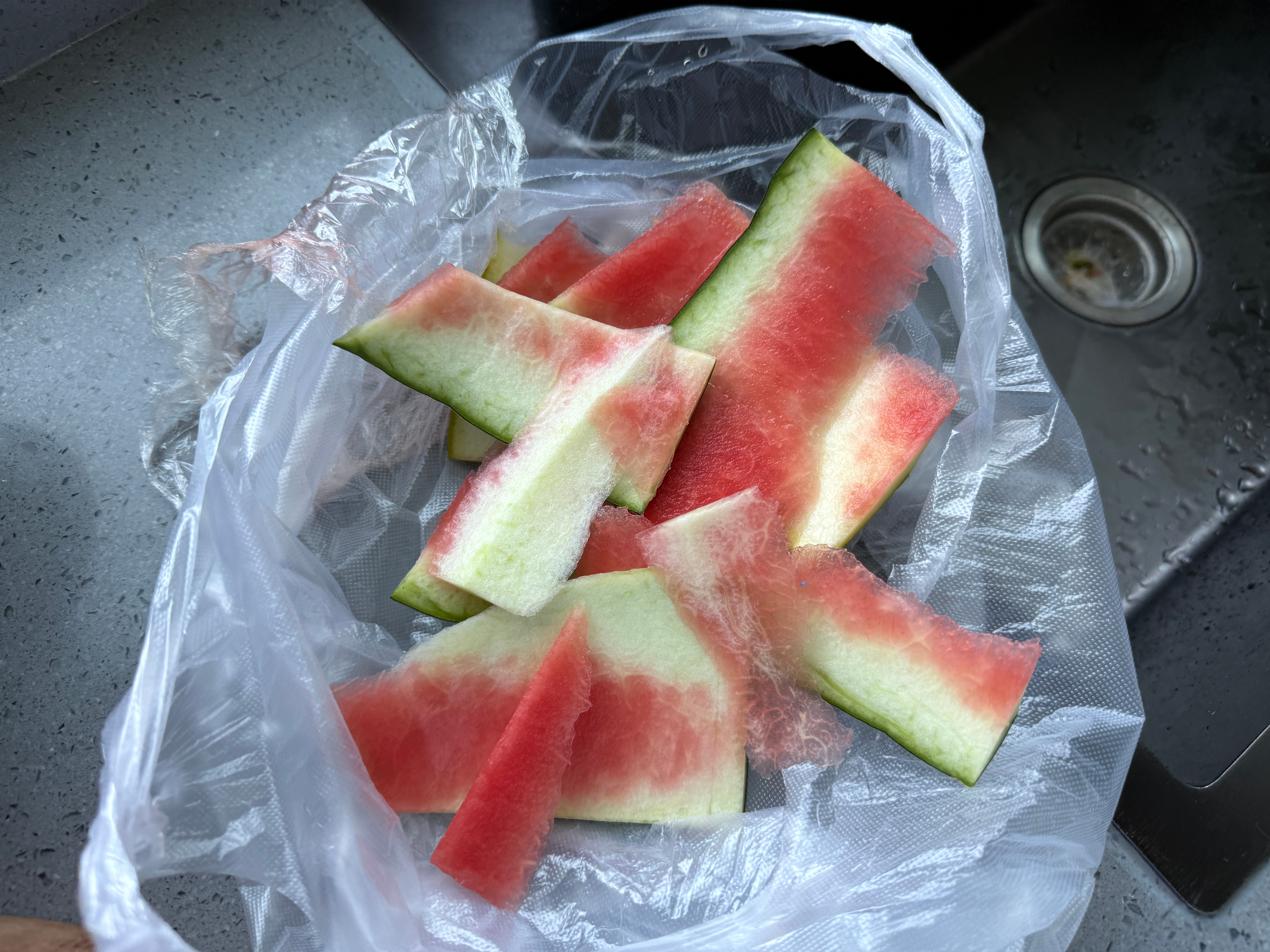 西安的朋友尝尝这种黑皮西瓜，无籽、汁多、糖度高，我的最爱。 