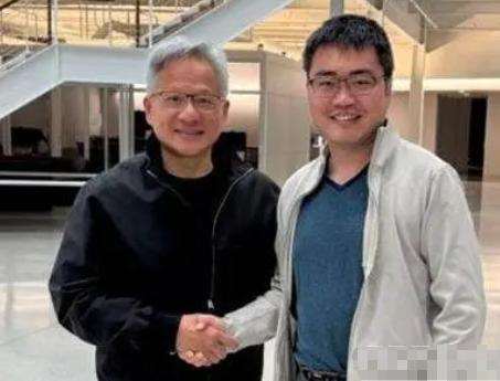两位中国 AI 芯片领域的顶尖人才，为美国工作。更扎心的是，他俩是清华校友。一个