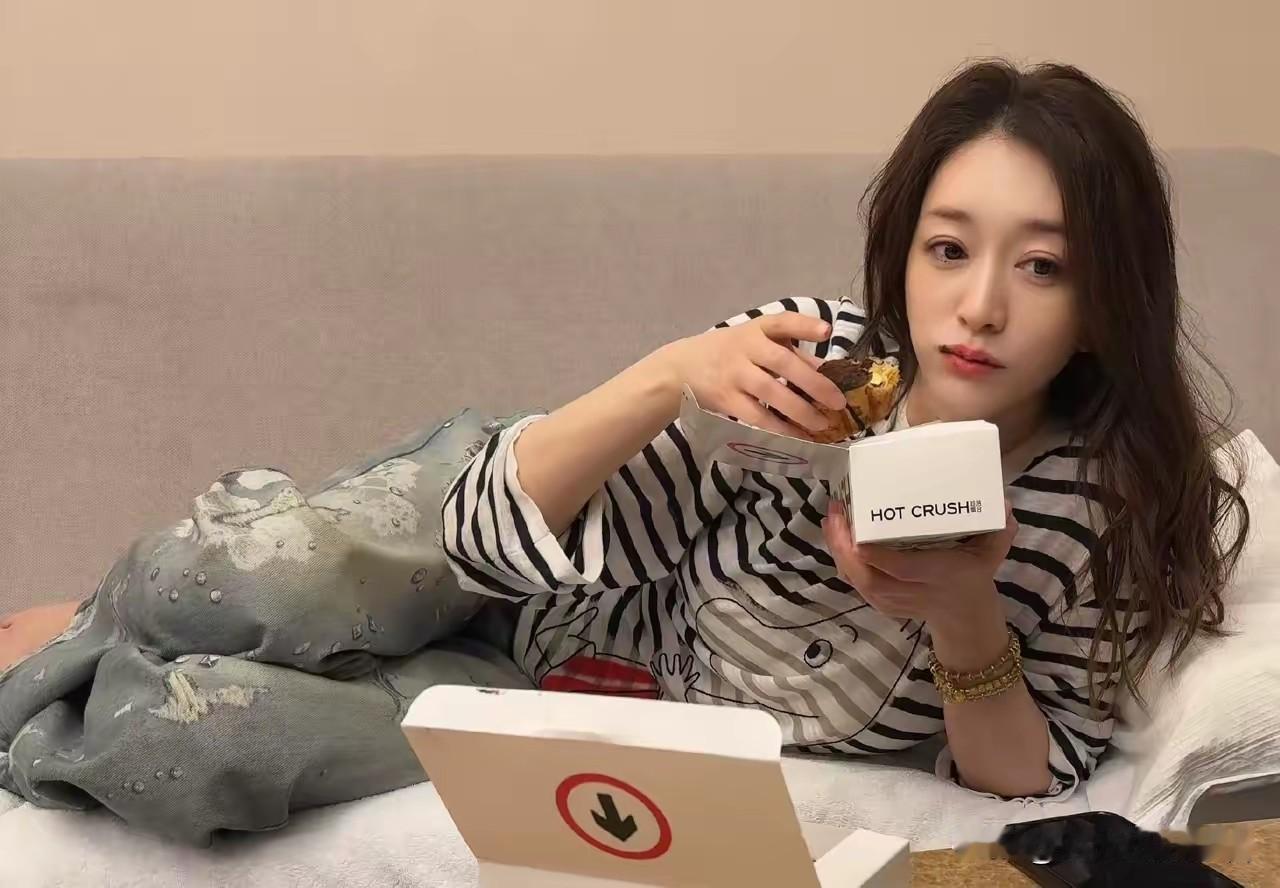 李小冉这也太意想不到了，躺在沙发吃炸货，不是说女明星都很自律吗？
李小冉也是好身