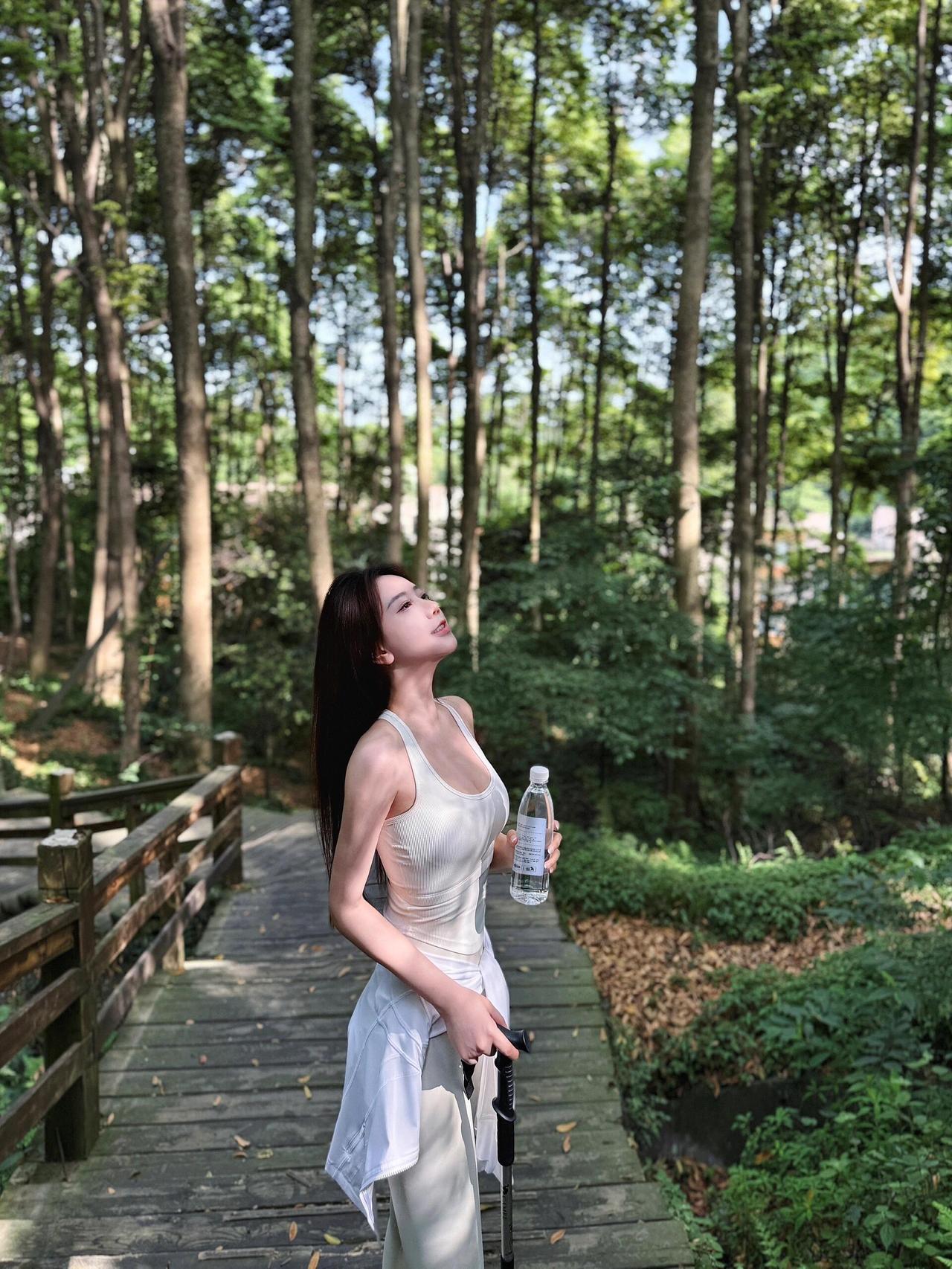 《鹧鸪天·林径闲行》

作者Ⅰ朱珠

暑气轻匀木栈凉，晴光碎剪叶间香。
白衫曳曳