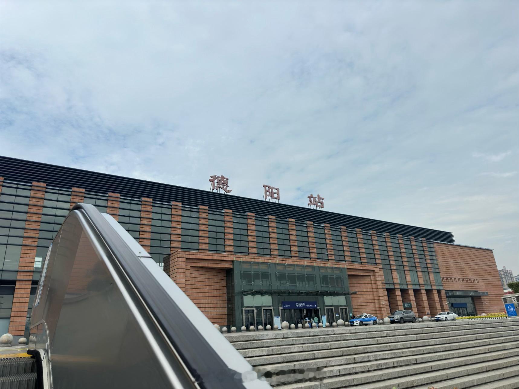 请问下德阳站，在地面停车场和广场之间的这个栅栏，让大家绕行一大圈是为何？为什么不