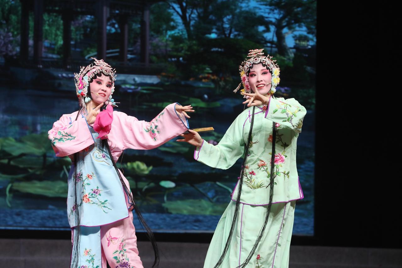 喜欢自己不演。看团队里的人演哈哈哈