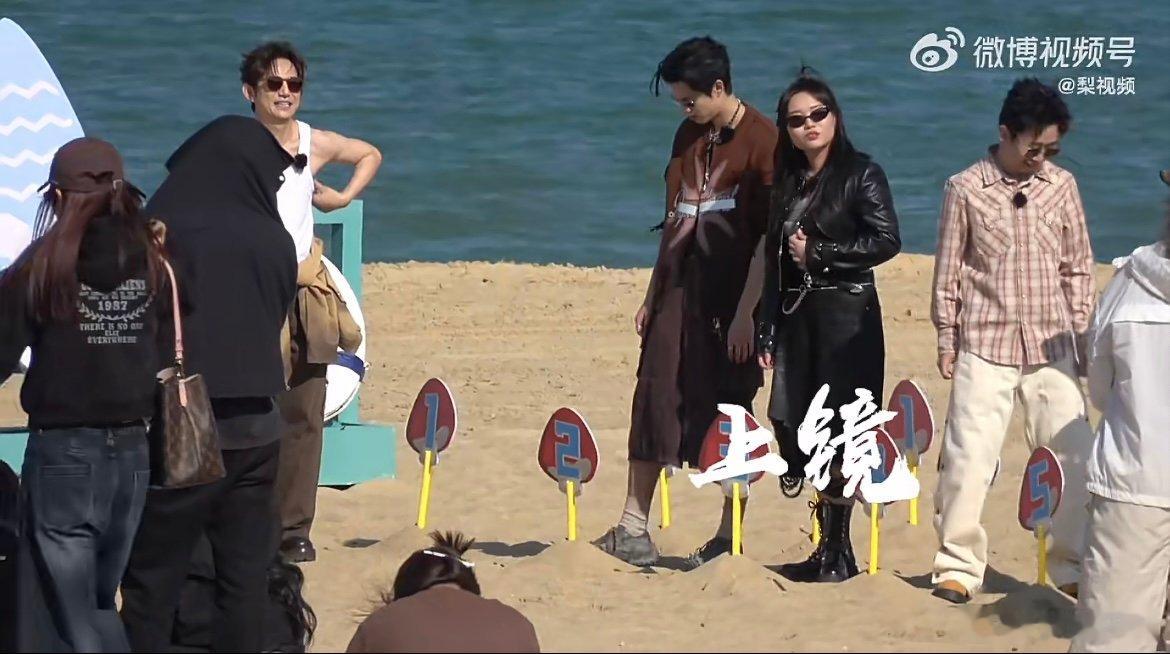 王鹤棣不语只一味偷偷玩沙你好星期六好六全员海口团建的反差萌之王！舞台上帅炸的王鹤