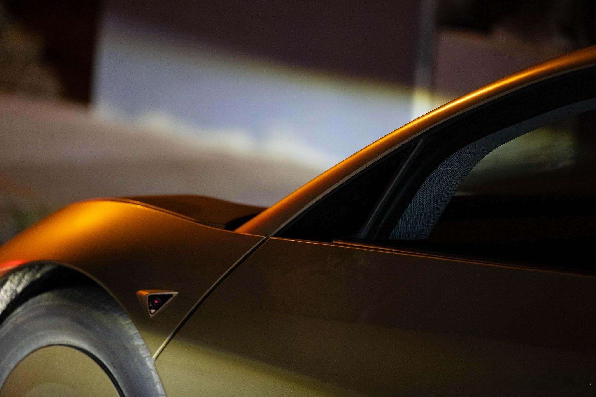 Cybercab还是挺科幻的，没有后视镜和门把手，干干净净。不知道以后能不能闲置