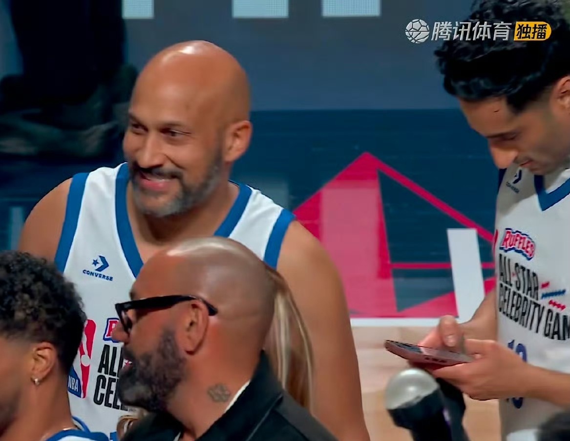 NBA名记Shams在比赛中还在看手机，也因比赛错过了报道拉文报销的消息！被偷家