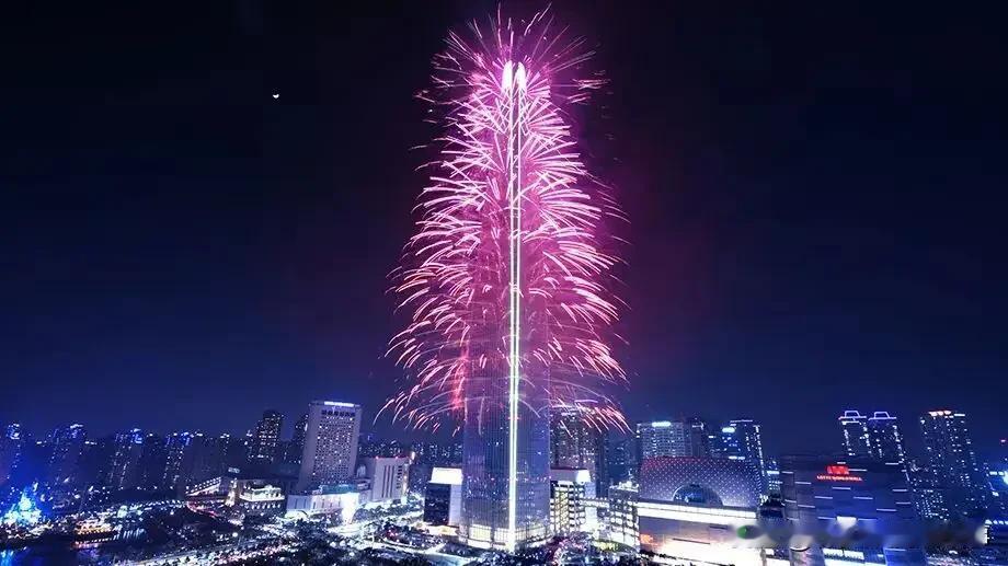 今年跨年夜，多个城市的地标格外安静。西安钟楼明确无庆祝活动，广州塔周边实施交通管