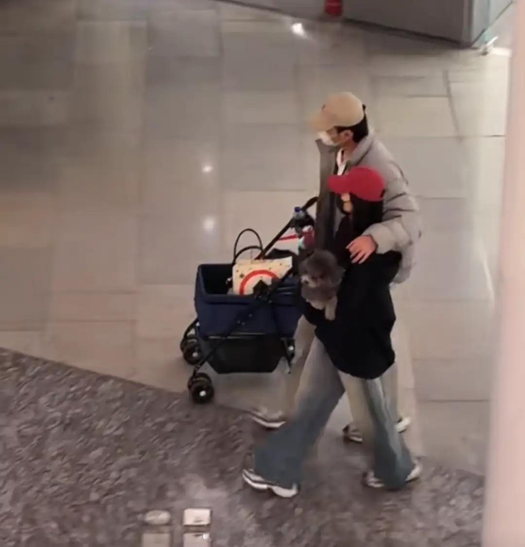 于小彤与交往快5年的女友约会，体贴拎包，经历2段感情后变成熟！！！ 