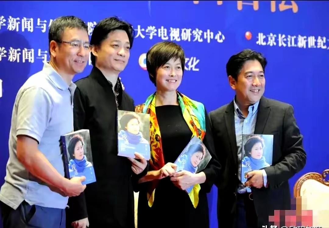 王铎：他们这是在干嘛？每人抱着一本书。