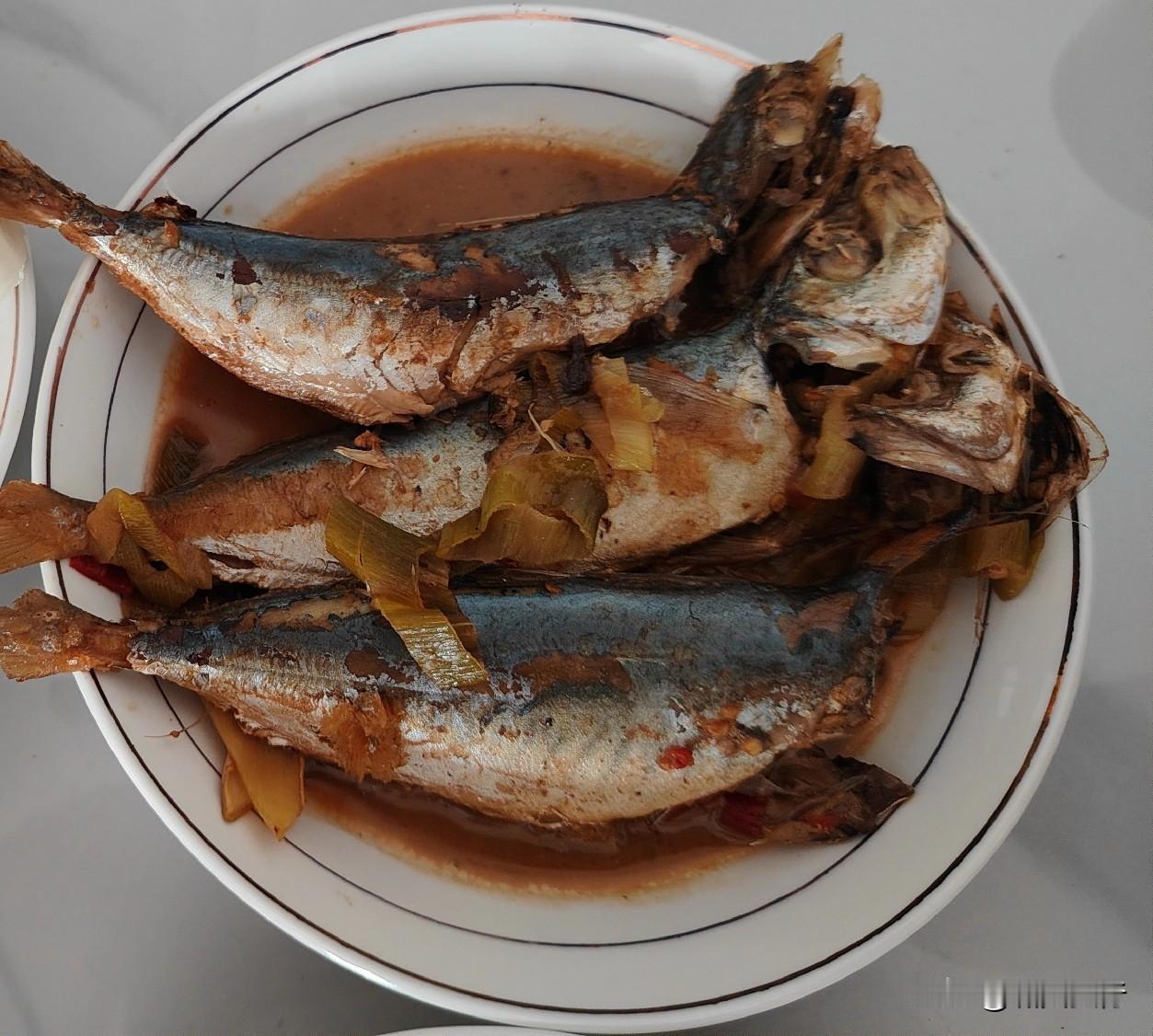 今早没买到巴浪鱼，略有点失望。
我每次去集市，在鱼虾摊位，先是问价，然后肯定买最