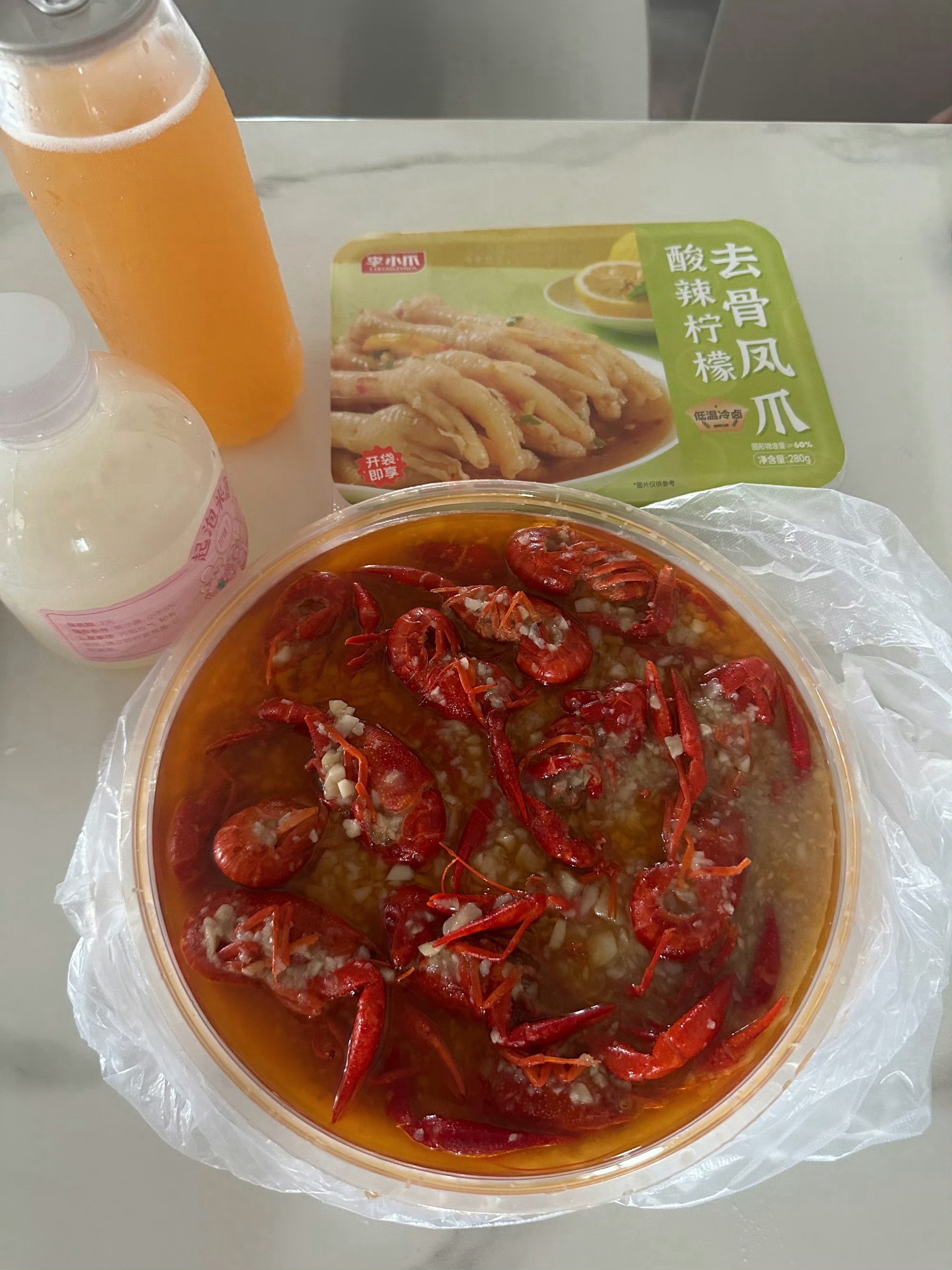 吃小龙虾尽量选蒜香的我一直觉得越清淡的菜，食材越新鲜，前天刚买的蒜香小龙虾，味道