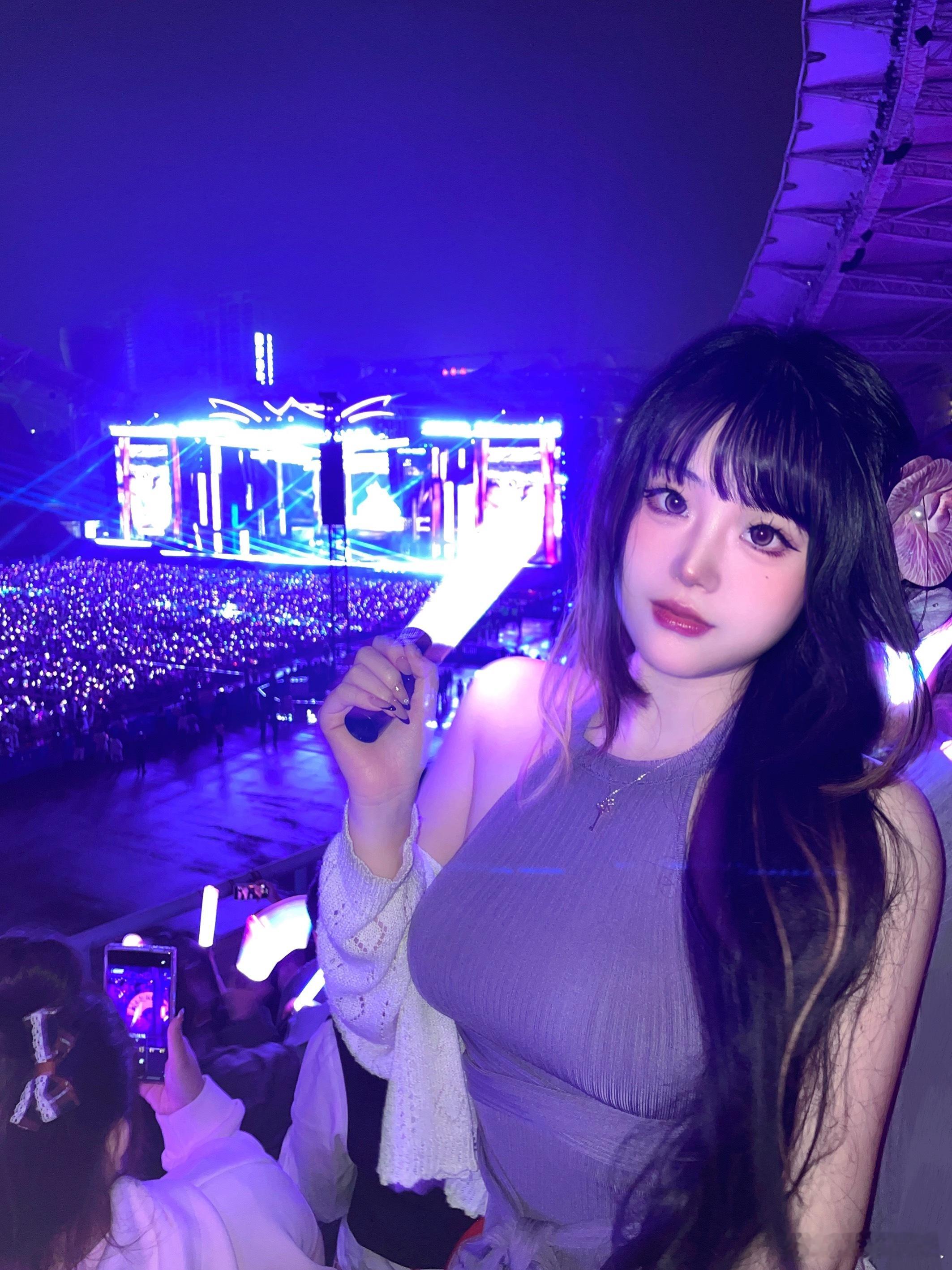 好家伙韵味紫老婆去许嵩老师的演唱会了可以说四舍五入我也去看演唱会了[抱一抱]谢谢