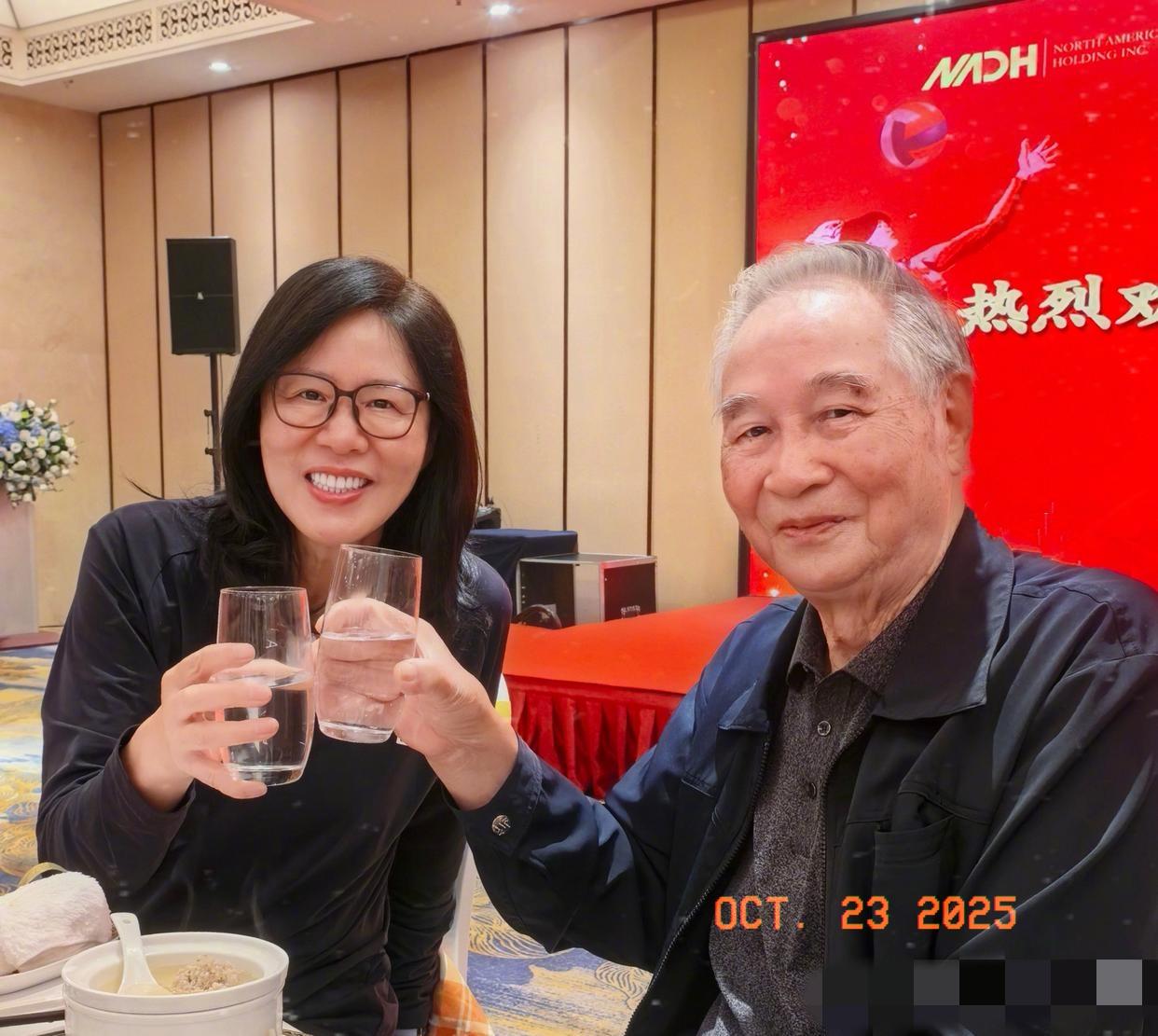 近日
郎平来到山城重庆，

郎平去看前女排教练邓若曾和他老伴蔡希秦，这事儿让人挺