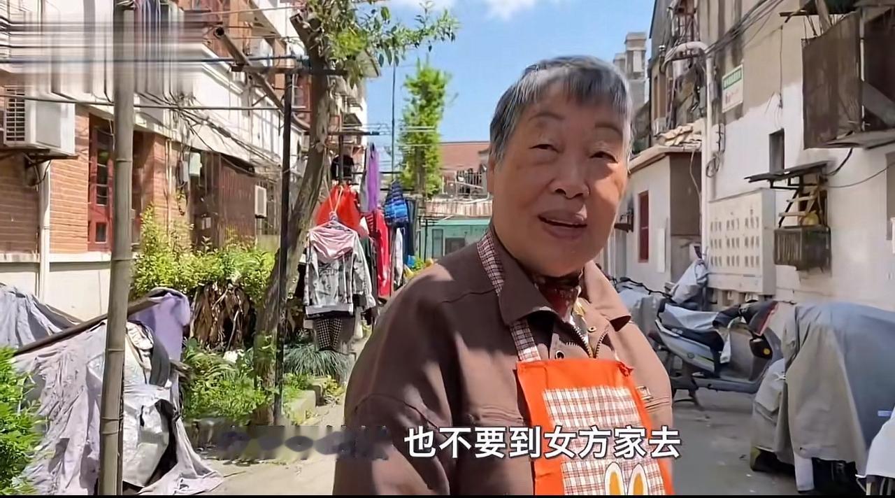 上海这个大妈说他家儿子50岁了，因为没有房子，至今没有结婚。但是宁可不结婚，也不